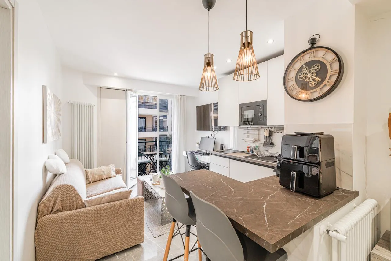 Appartement rénové à Nice, séjour et cuisine ouverte